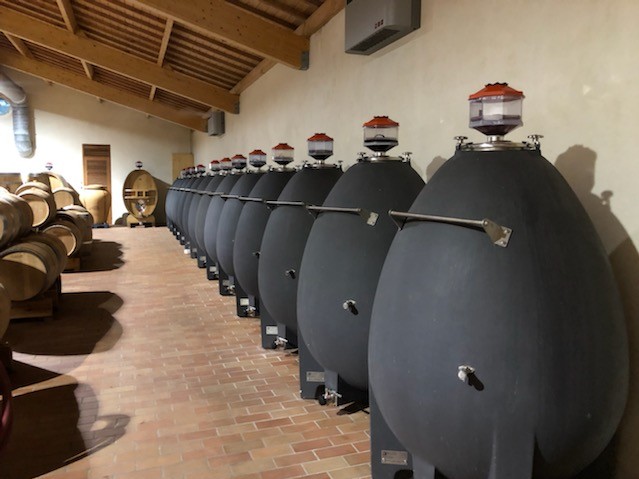 Installation de plusieurs cuves à vins ovoïdes